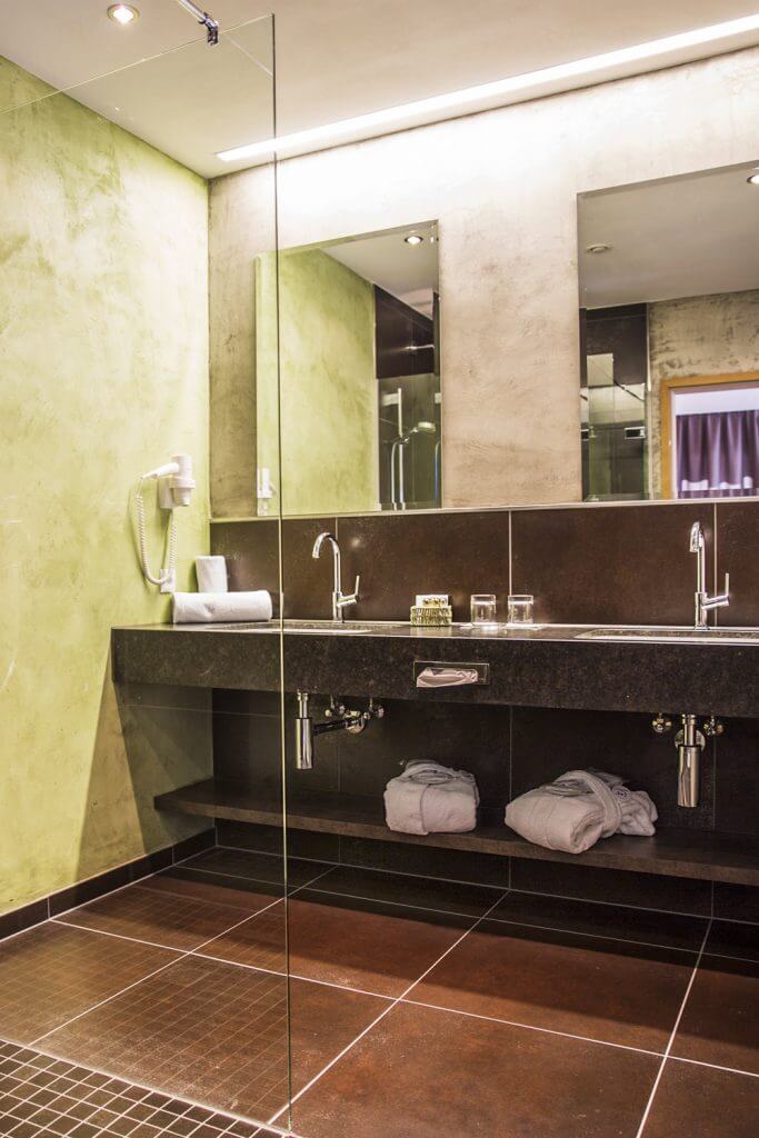 modernes Badezimmer mit zwei Waschbecken und Glasduschtür