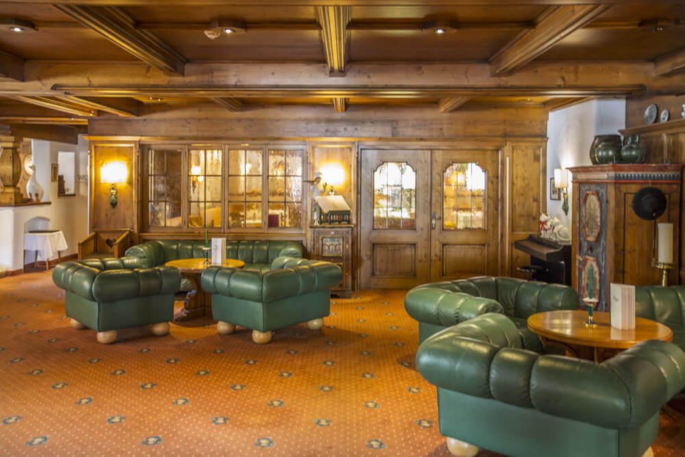 rustikale Hotellounge mit großen grünen Lederfutons