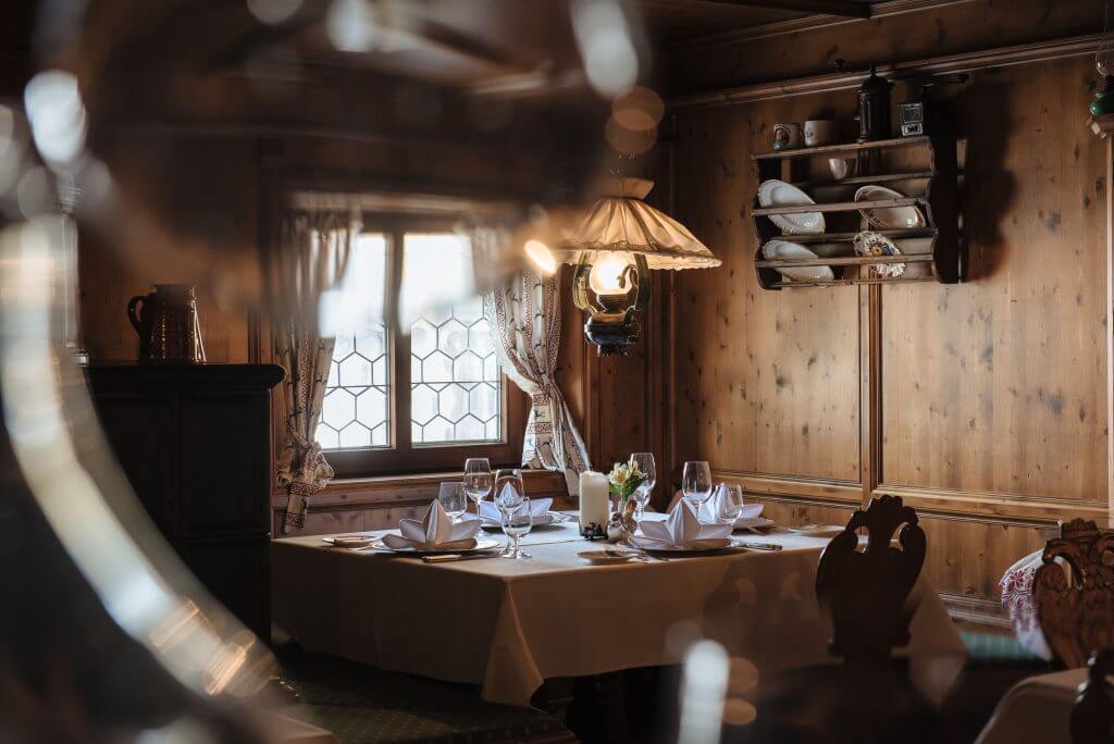 urige gedeckte Sitzecke im Resturant