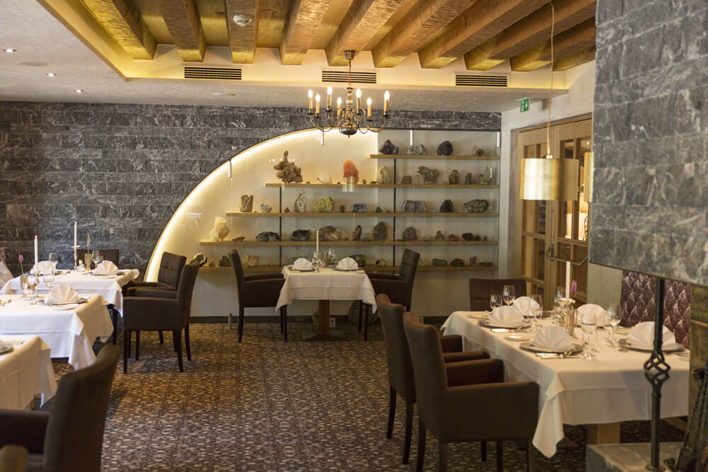 Restaurant mit festlich gedeckten Tischen und Wände aus Steindeko