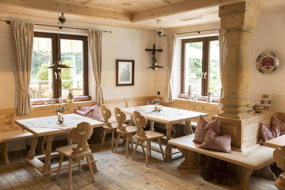 uriges Restaurant mit Holzbänken und Holztischen