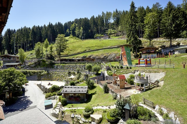 Aussenansicht Kinderspielplatz im Sommer