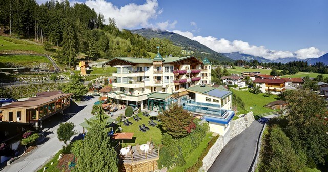 Luftaufnahme Hotelanlage mit Parkplatz im Sommer