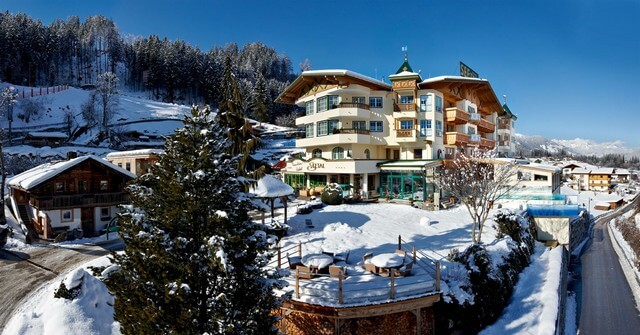 Aussenansicht Hotelanlage im Winter