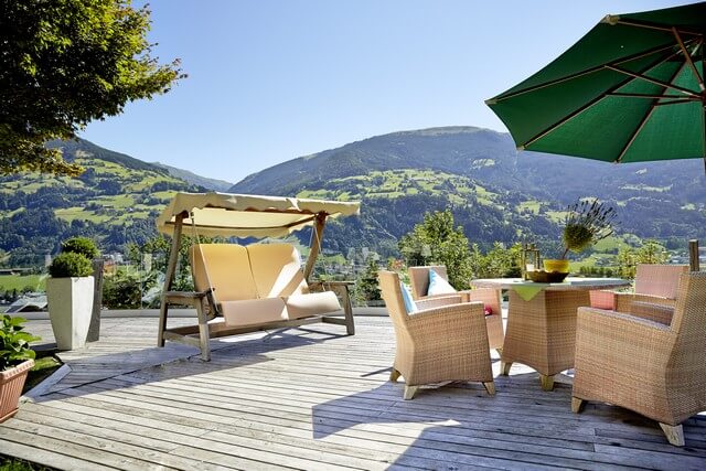 Sonnenterrasse mit Sitzgelegenheiten mit Blick auf die Berge