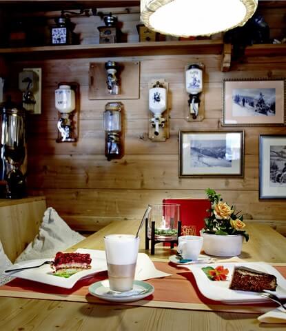 uriges Restaurant mit Dessert und Kaffee am Tisch