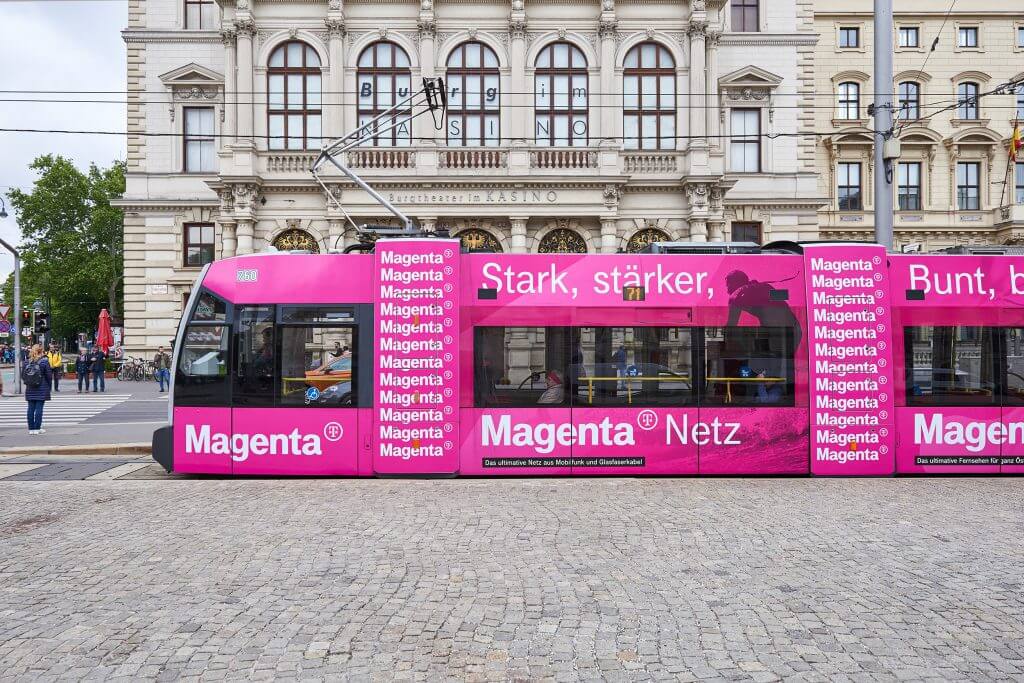 gebrandete Straßenbahn mit Folie Wien