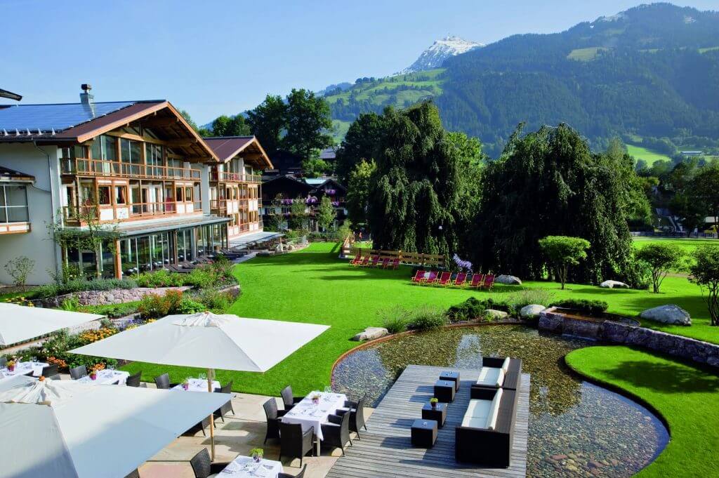 Aussenansicht Hotel mit Blick auf Pool und Sommerterrasse