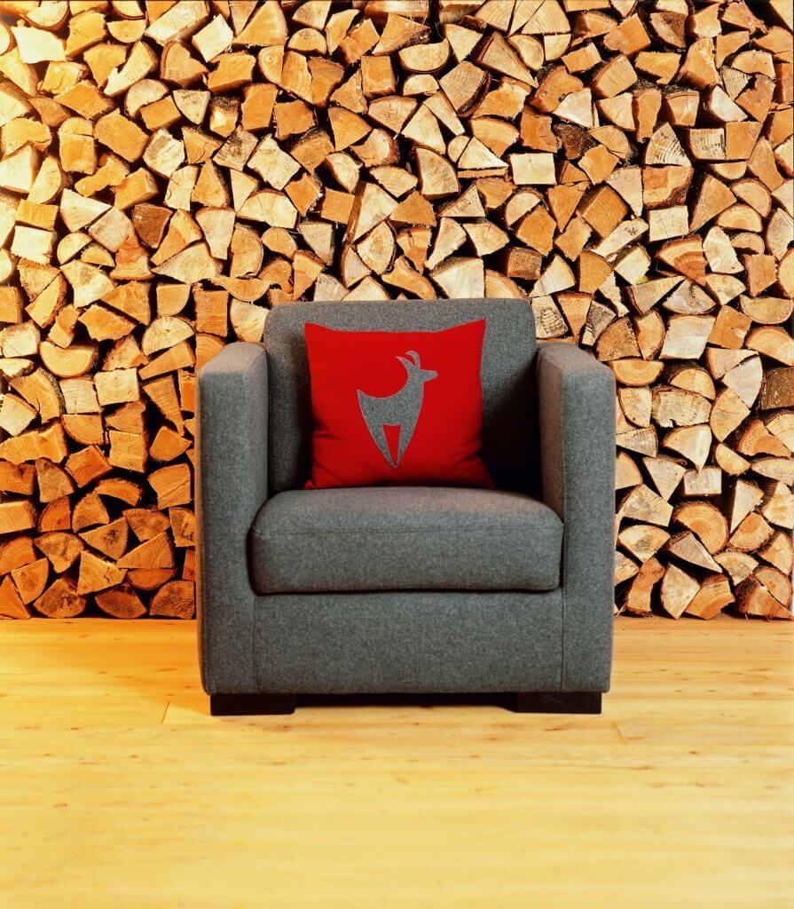 graues Sofa mit Kissen mit Kitzdeko-Logo